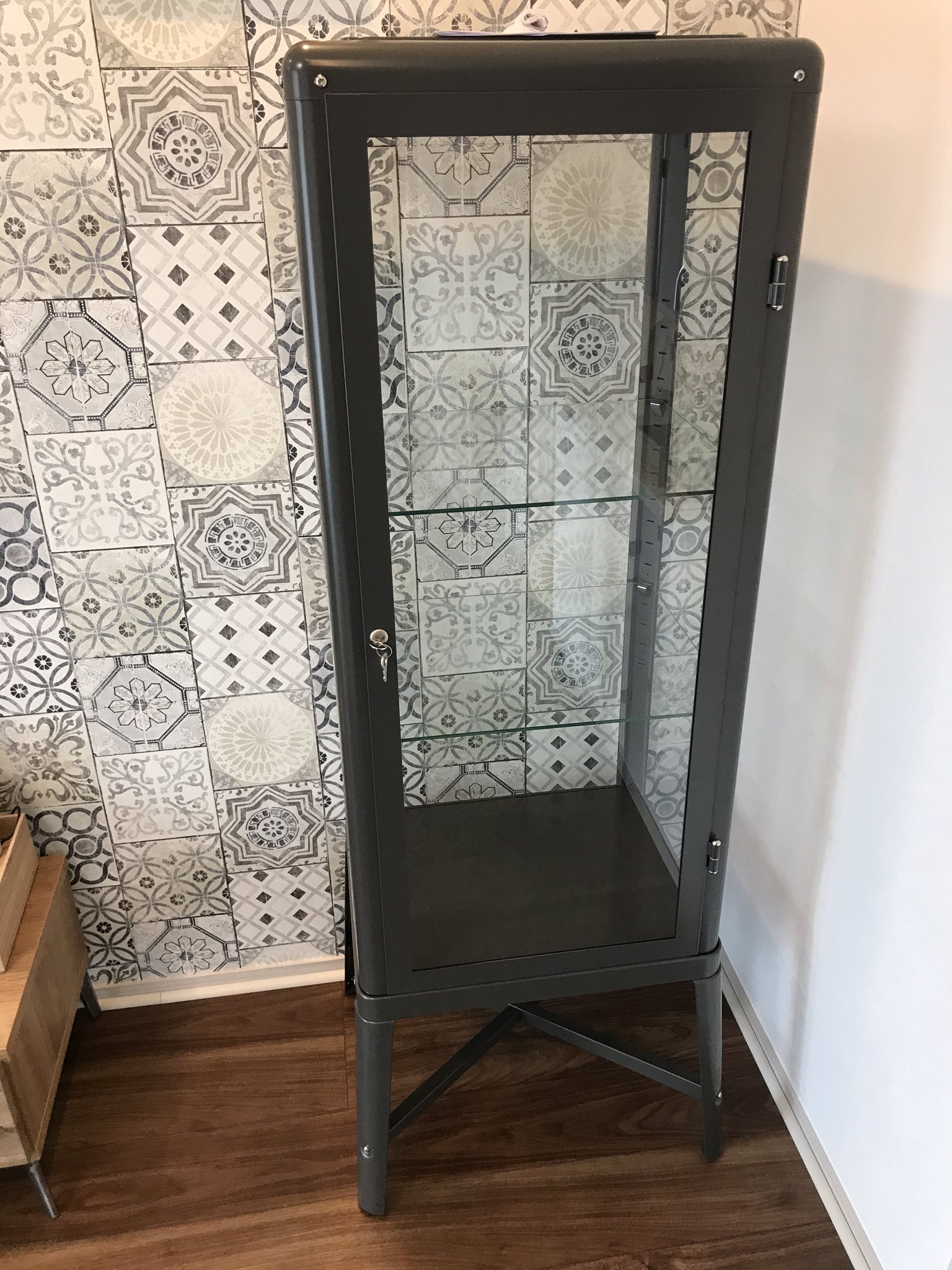 تويتر だんごじる على تويتر コレクションケース悩んだ末 Ikeaのfabrikor ファブリコール にして ホビーライトの小型トラック照明を仮置き スポットライトや配線をフレーム部分に隠せるし扉の隙間からコード出せるので 操作性もなかなか良さそう あともう1基