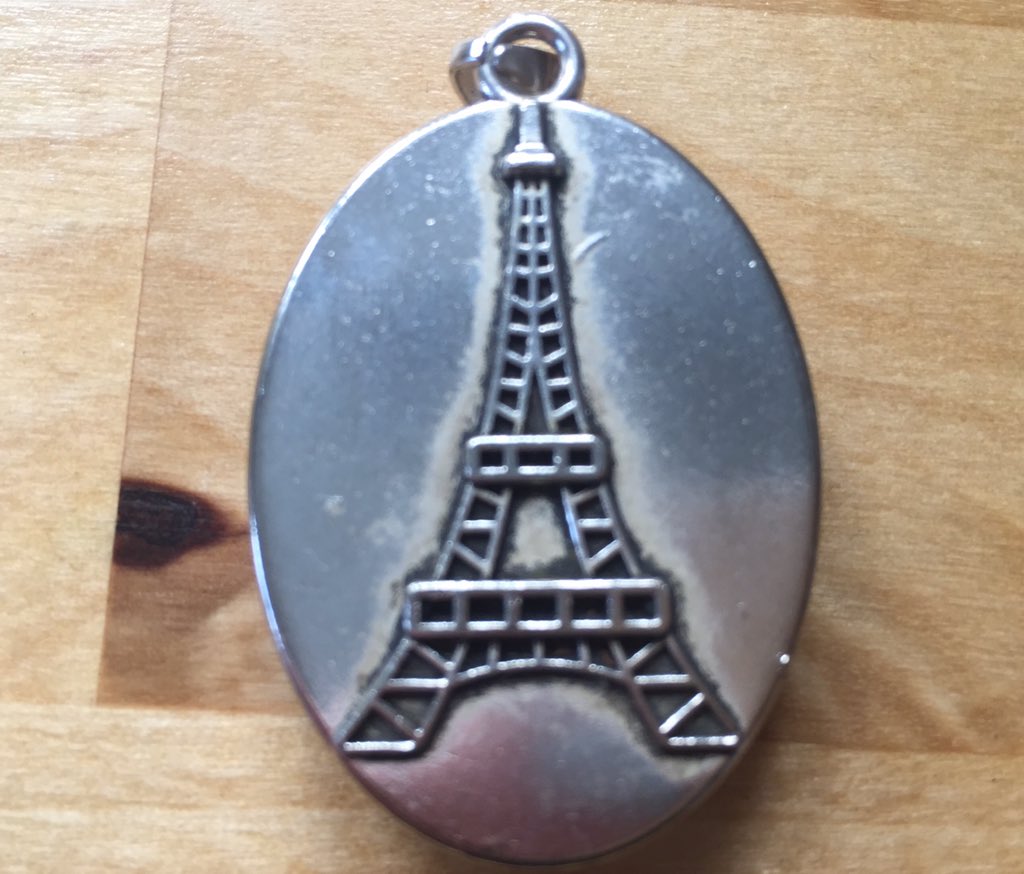 Scofflawconor's tweet photo. Here, Belfast. I found a cute little brooch thing last night on the Upper Newtownards Road. Looks like it could be personal to someone. Shall we try and find its owner? You know what to do. 

#RTsPlease https://t.co/mpaRBssvQf
