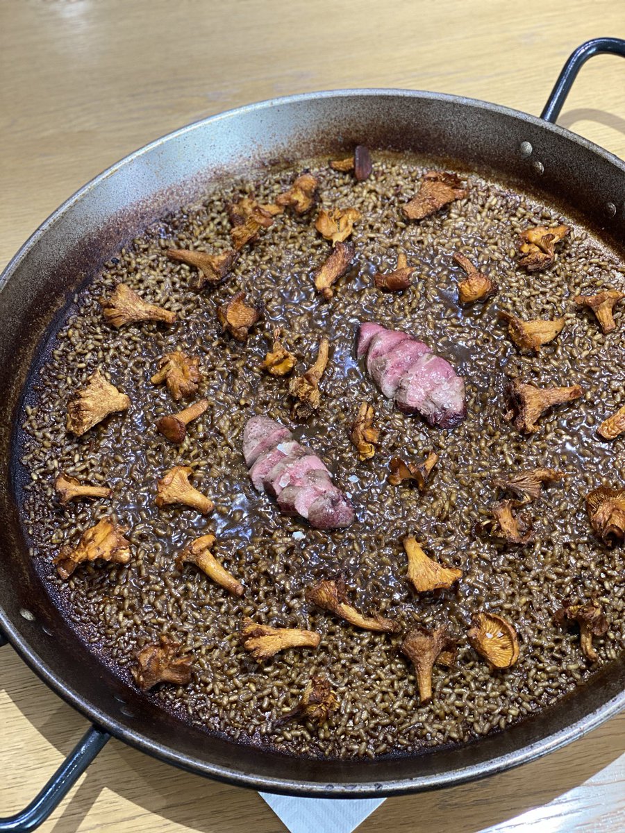 Nivelazo de arroces en <a href="/canitasmaite/">CañitasMaite_res</a> al mando de los jóvenes cocineros, Javier Sanz y Juan Sahuquillo de 22 años (que darán mucho que hablar)
En la misma sala conviven varias propuestas, arroces, menú degustación de producto y tapas gastro.