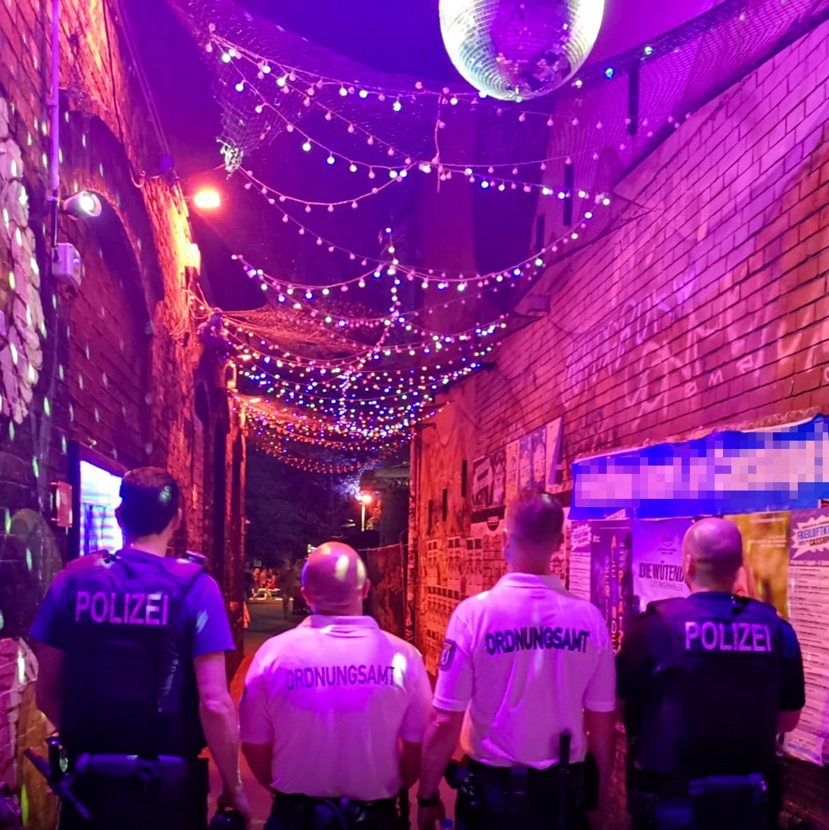 Unsere Kolleg. der Brennpunktstreife des #A51 waren gestern Abend zusammen mit dem <a href="/BA_Xhain/">Bezirksamt Friedrichshain-Kreuzberg</a> im Simon-Dach-Kiez und auf dem RAW-Gelände im Einsatz. 
Nahezu alle Gewerbe- und Clubbetreibenden haben die aktuellen #Corona-Richtlinien eingehalten. 
Top!👍
^tsm