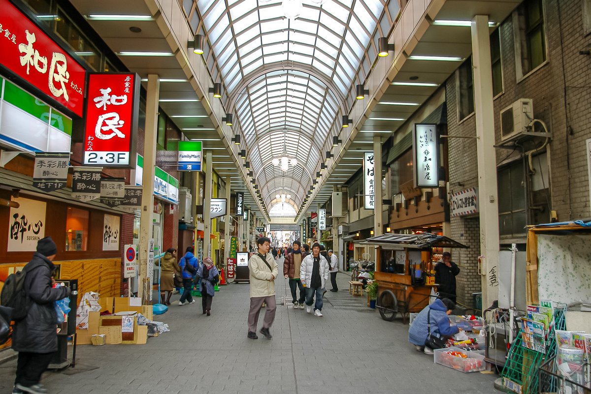 三日画師 浅草の雷門通りから北に延びる全蓋式アーケードの かんのん通り 商店街 雷門のある仲見世通りの東側に並行している 05年2月13日撮影