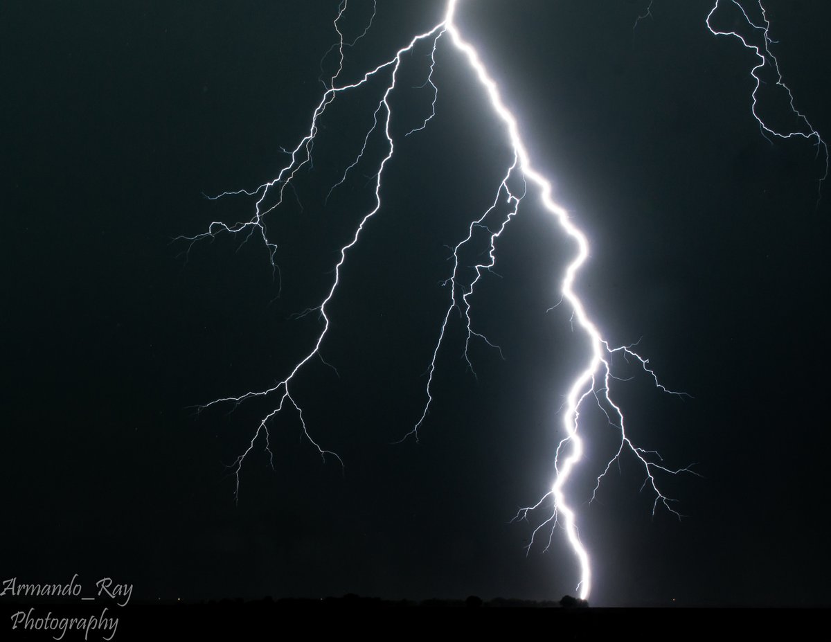 Lightning this morning just outside Hutto, Texas.  #txwx #lightning