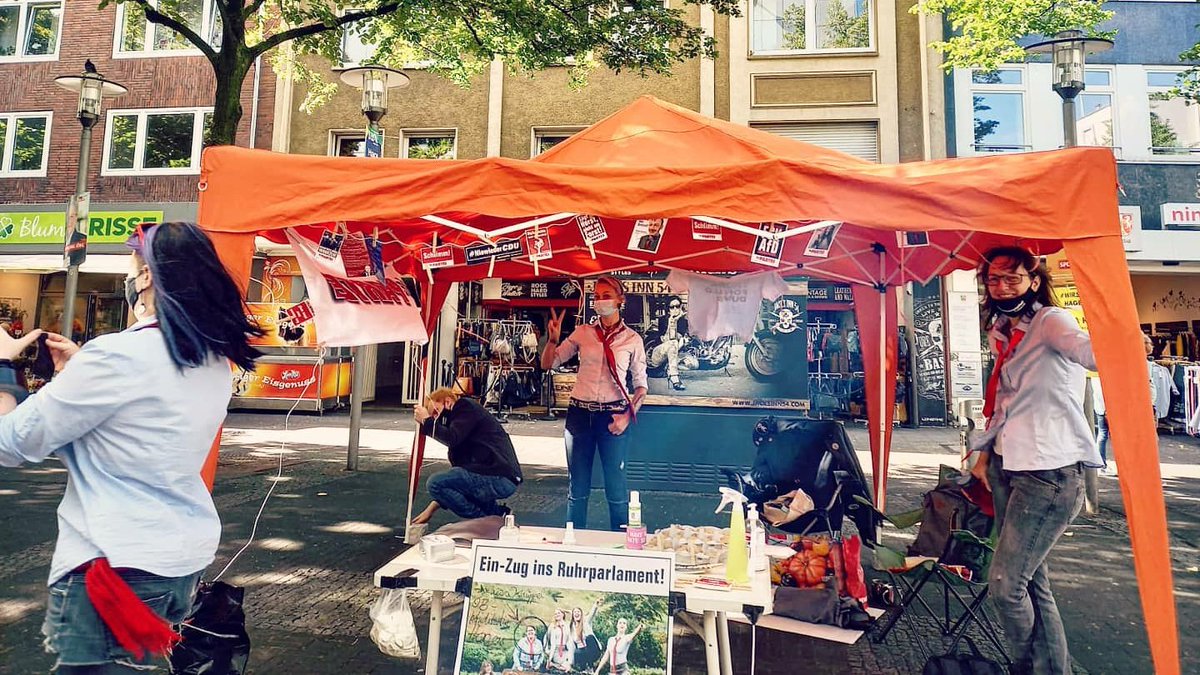 DiePARTEI_Hagen's tweet photo. Wir konnten heute in der Innenstadt-#Hagen viele neue Mitglieder begrüßen. Damit sollte #diePARTEI-Hagen jetzt größer sein als die Linken, Grünen und AfD. 😍

Die offiziellen Zahlen veröffentlichen wir demnächst auf unserer Website. https://t.co/pJGWLDUtXd https://t.co/Oc9sYEzjOF