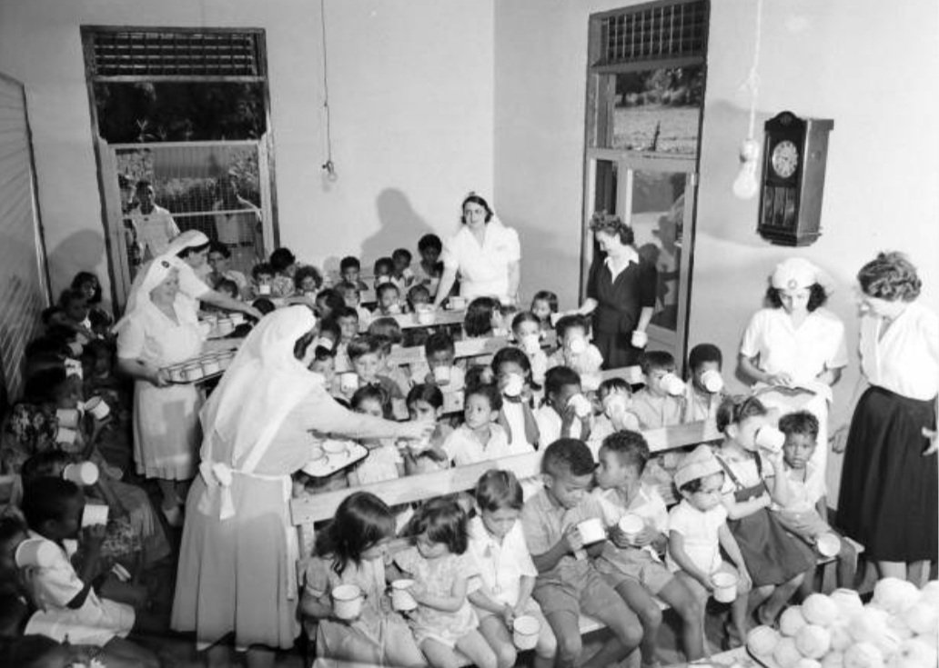 Foto de niños recibiendo alimentos en una institución no identificada de Puerto Rico. 1943