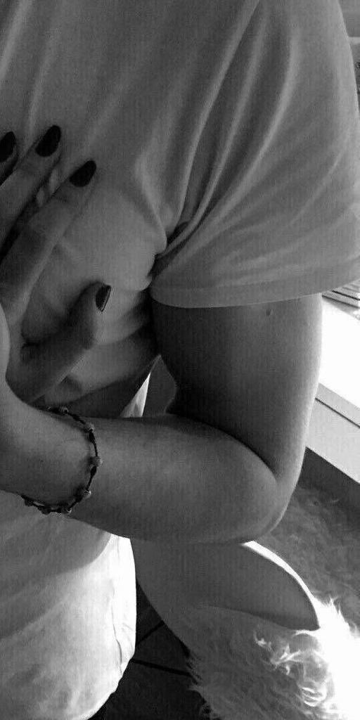 يداك خُلقت لتُشتت دقات قلبي❤️.