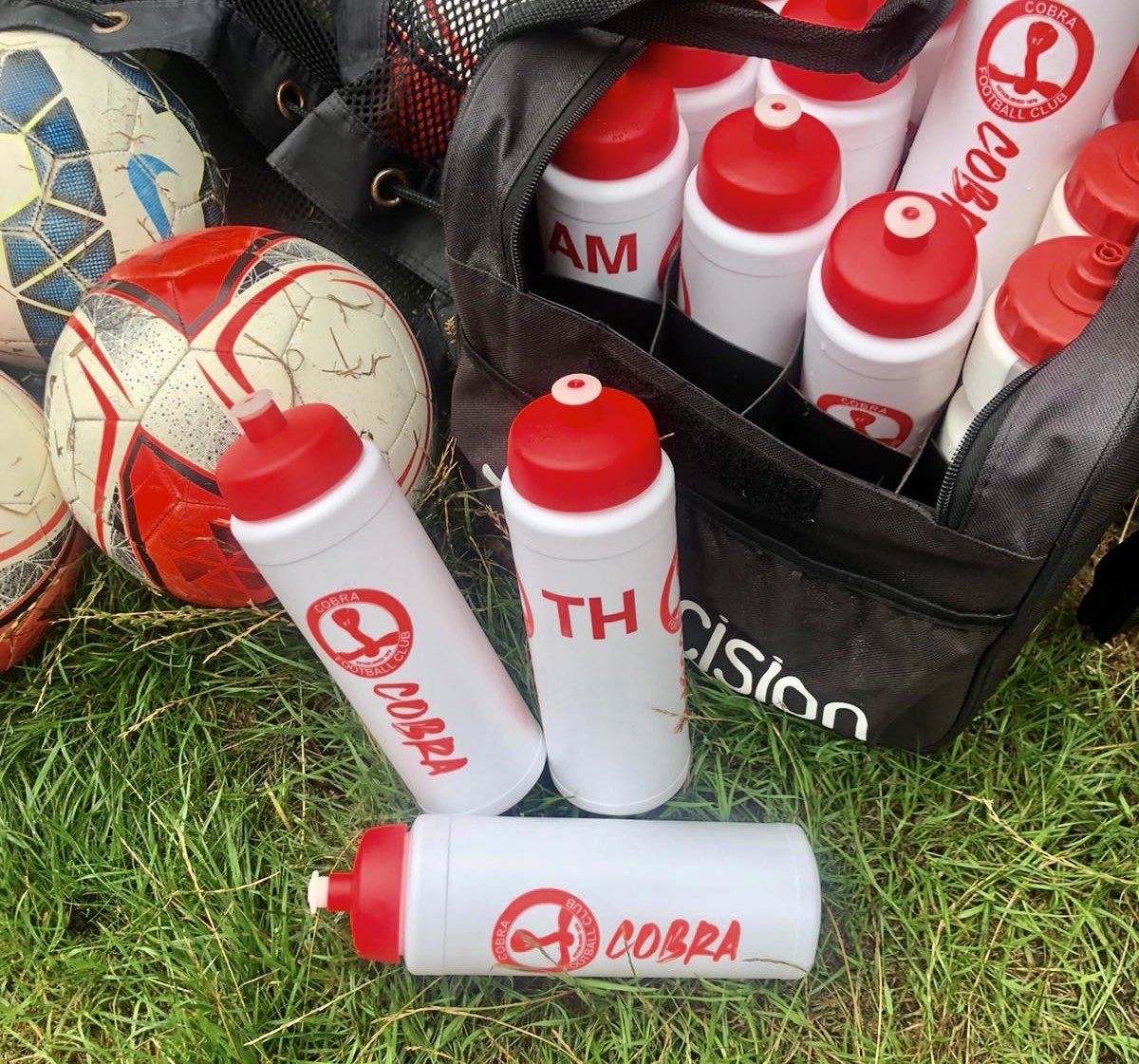 cobrafcdagenham's tweet photo. First sets of drinks bottles handed out. Weβre confident that we can say the mess that is Parsloes Park every week isnβt because of us (& it was quite a mess this morning, & Iβm sure itβs down to adult teams not kids).
#Pickupyourmess
#dontbeascruff
#youwouldntdoitathome https://t.co/cCKaPmtgmu