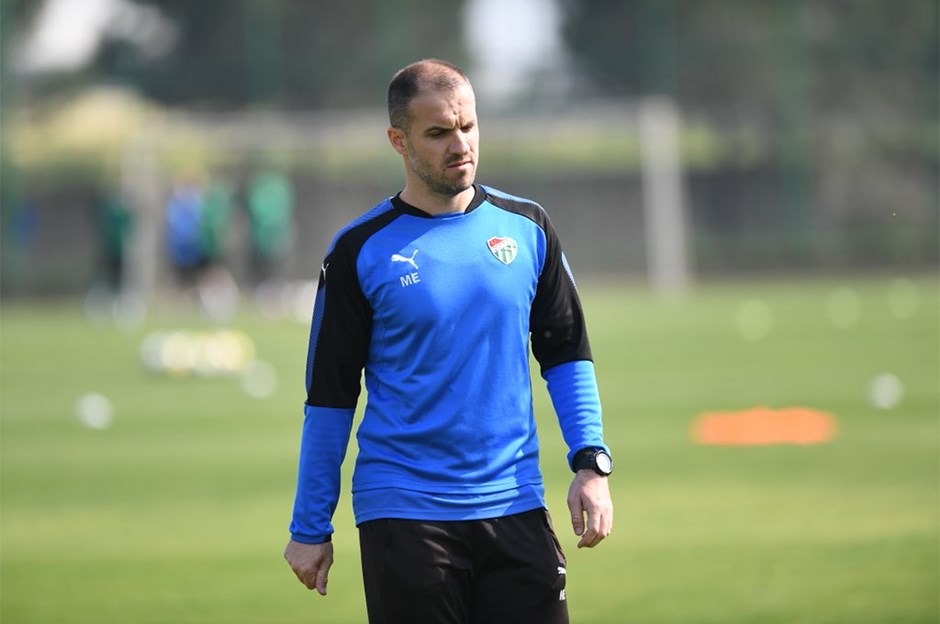 Bursaspor'un eski teknik direktörü Mustafa Er: Ben kulübün DNA’sını biliyorum. Her şeyi burada öğrendim. Yapıyı biliyorum, nasıl ayağa kalkabileceğini biliyorum. O yüzden bu kadar yok sayılmak, değersizleştirilmek beni üzüyor.