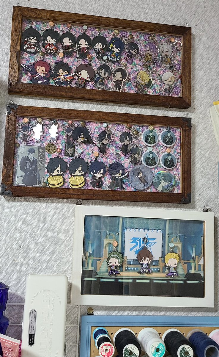 薫 グッズ大好きヲタク達よ 今すぐダイソーに行ってウッドボックスを買って来るのです カバー付きの磁石で開閉可能でグッズを飾りつつ埃からグッズを守ってくれますよ 自分で似たようなの作ったけど断然こっちの方がコスパいい 2円で