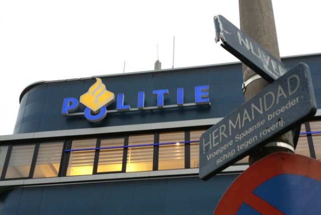 Inzittenden van auto in Enschede mishandeld door meerdere personen, politie zoekt getuigen .