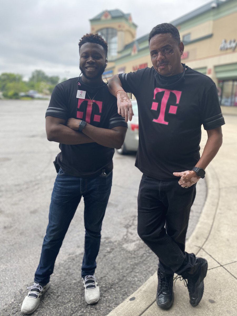 KendraTmobile's tweet photo. 🚨🚨🚨Deal Alert 🚨🚨🚨           
💗We’ve got #insidercodes💗

 Go check out my favorite guys at the Lee Harvard plaza in Cleveland Ohio and let them get you 20% off for life with select plans when you port in your number 🤞🏾 or 200$ off one of our latest 5g devices 🔥🔥 🔥 https://t.co/Gwk7bJdIaB