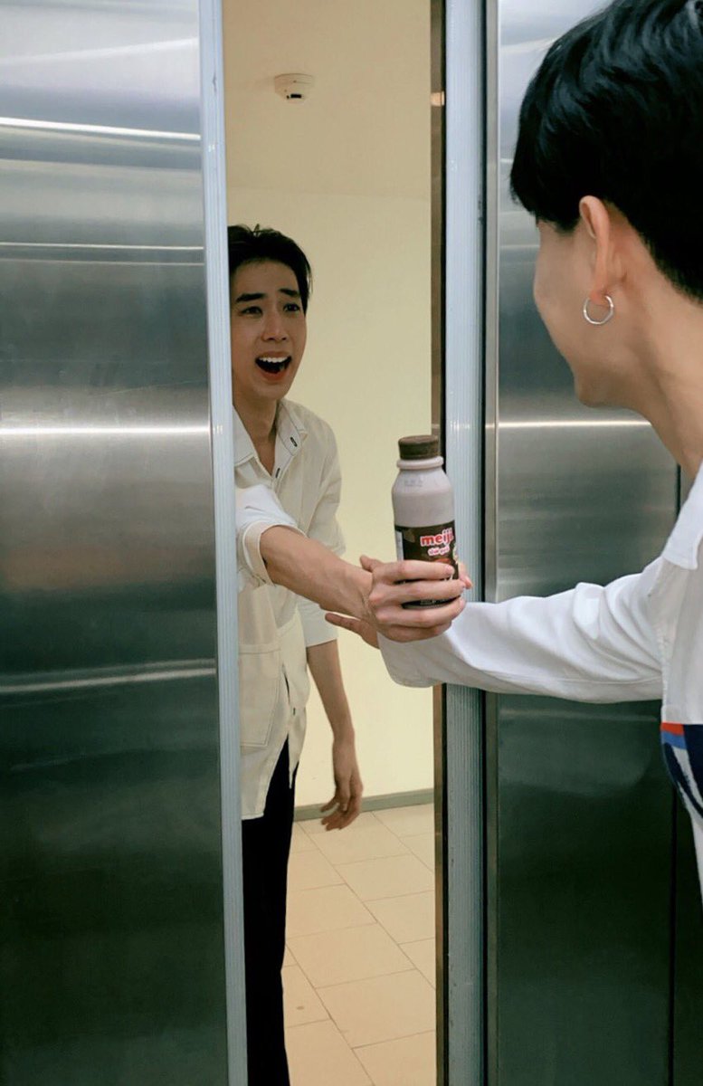 banabayu_'s tweet image. ส่องกระจกนานๆนี่แต่งตัวถ่ายงานสินะพ่อ สมกับเป็นหลงจี
#saveG
#ทีมจีต้าเบ้าหน้าพระเจ้า