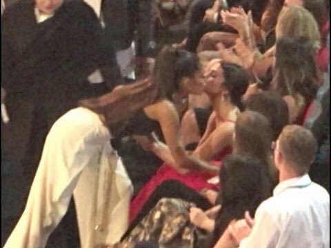 Selena and Ariana meeting in the 2016 AMAs.