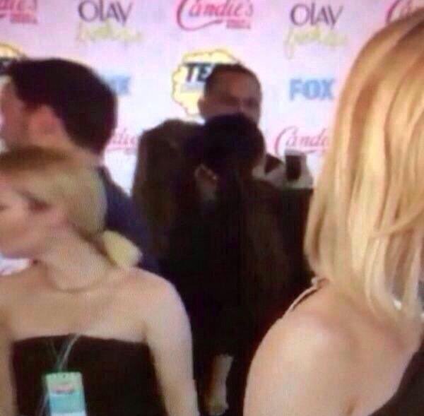 Selena and Ariana taking a selfie we never saw in the 2014 Teen Choice Awards.