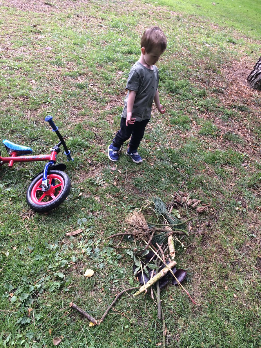 EmmaRound8's tweet photo. We made pictures in the park and now we’re having hot chocolate and making flapjacks before I have to go to work 🍃🌪🍂🌲 https://t.co/4Zf5raDF2w