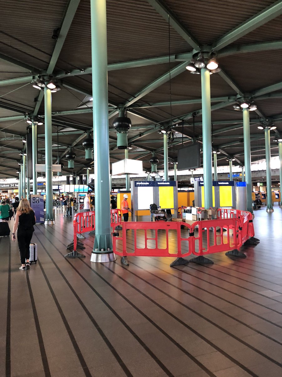 Creating new passenger experience elements at our main airport! One out of 3 locations at which we present a brand new sanitizing concept. Let’s create! #brandspace #airportexperience #sanitizing