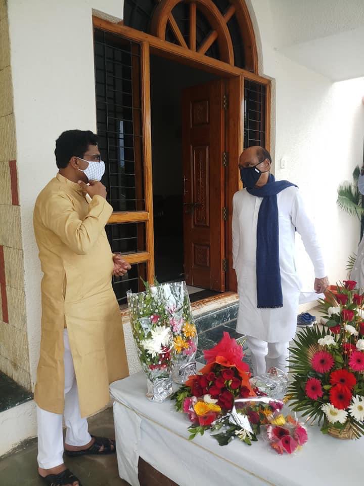 rd9767's tweet photo. माजी उपसभापती विधान परिषद मा. श्री माणिकराव ठाकरे साहेबांना वाढदिवसाच्या शुभेच्छा देताना@Avinash28131742 यवतमाळ येथील काही क्षण!!! @Manikrao_INC https://t.co/MMqyIeUArz