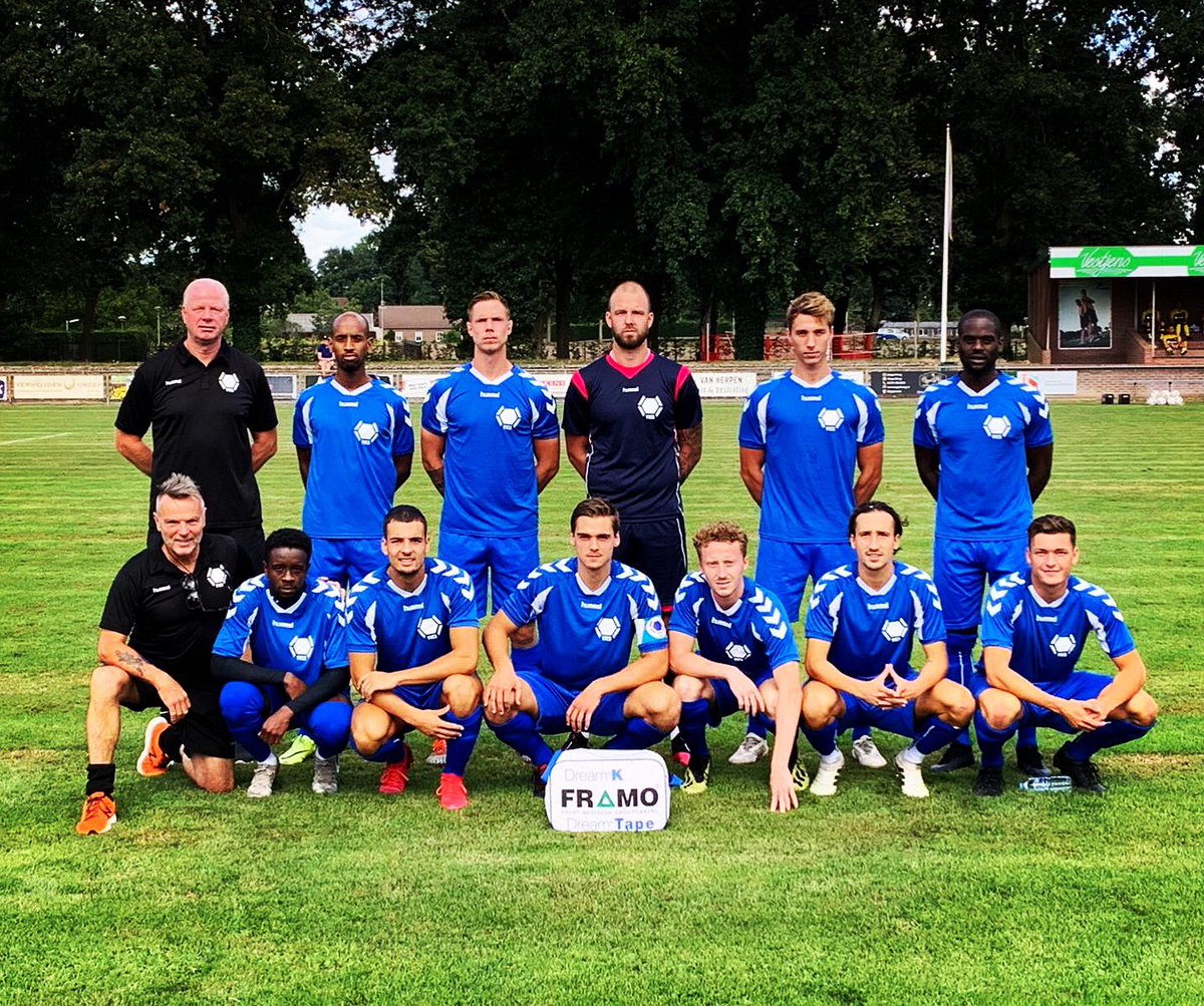 In de koningsblauwe shirts... #TeamVVCS! 💪⚽️💫 Het duel met <a href="/VVVVenlo/">VVV-Venlo</a> is begonnen... #vvvvvcs #vvvvvc #vvcs