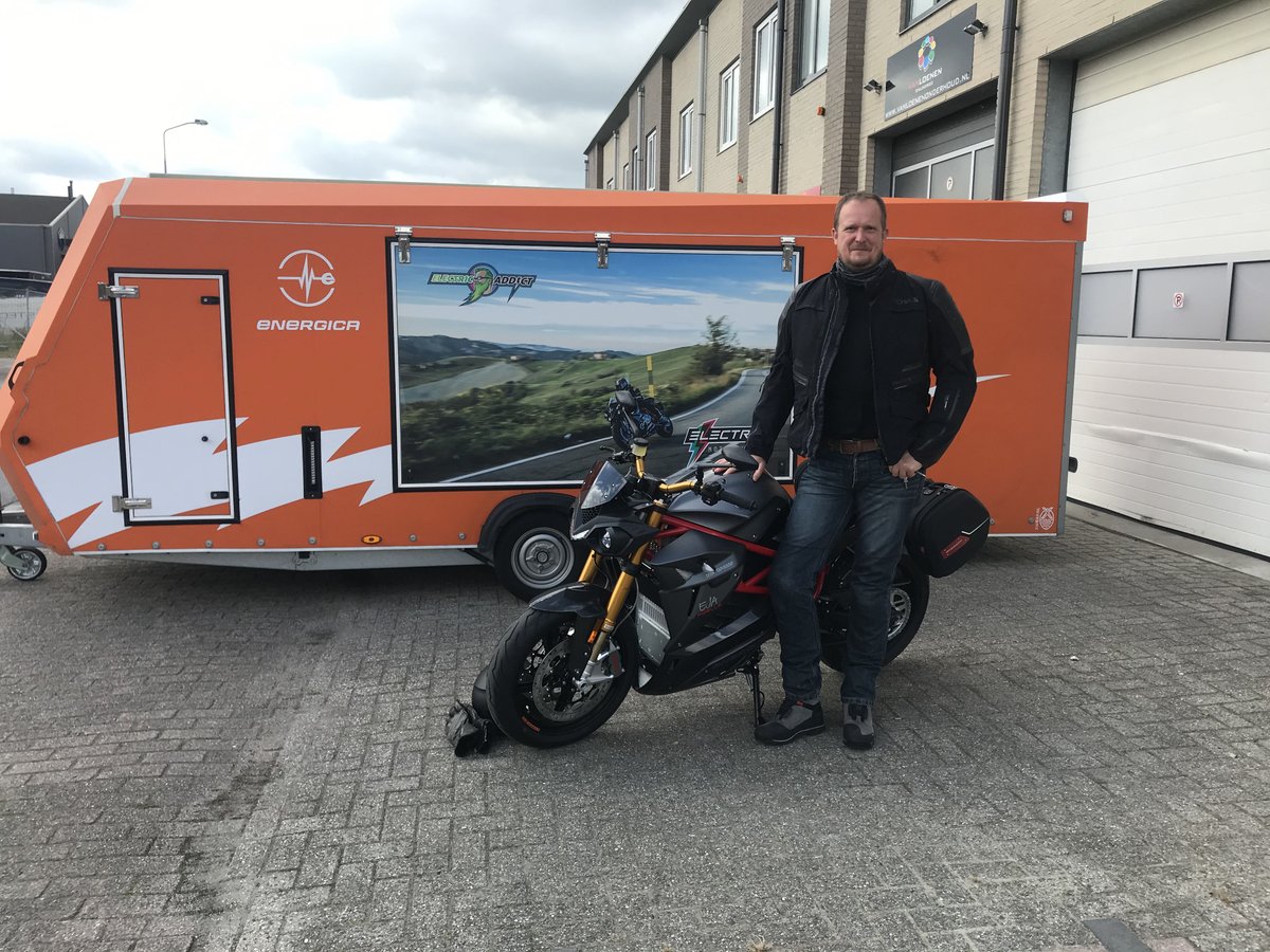 E_Motorcycles's tweet photo. Dit is Arend zijn tweede Energica, hij had in 2016 al een hele mooie blauwe #Energica Eva, nu Is #Energica Eva Ribelle in Stealth Grey de opvolgster, deze keer ook weer met Ohlins vering en OZ wielen. Wij zijn er van overtuigd dat Arend veel plezier gaat hebben met Eva Ribelle! https://t.co/KFGTUk3awm