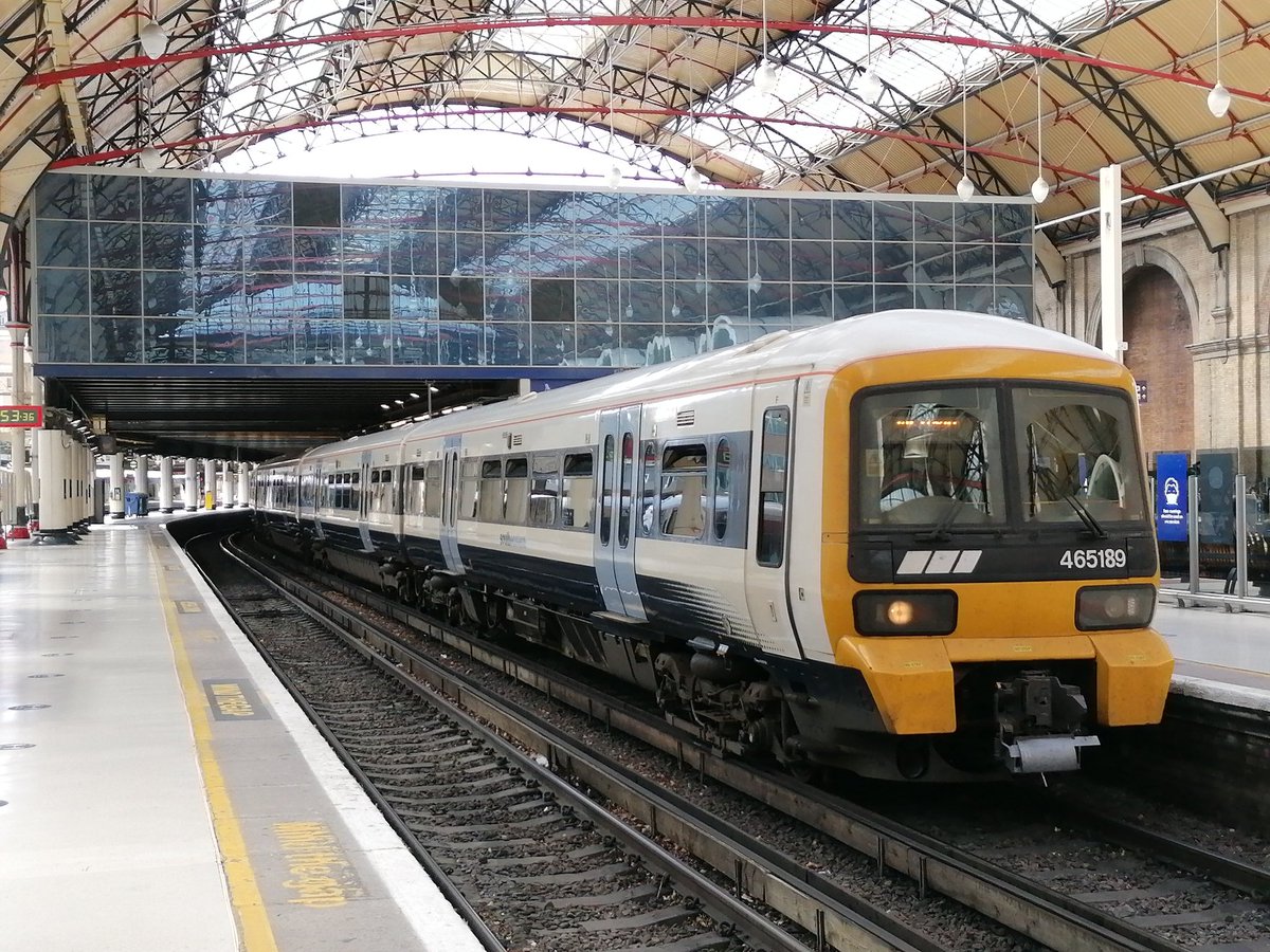 ThePinkMeowstic's tweet image. This was a nice surprise! 465189 arriving into London Victoria just now on 2U76 Dartford - London Vic

This unit still wears an NSE flash on its cabs!
#class465