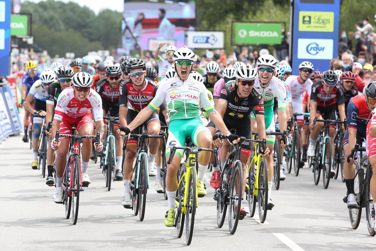 🇫🇷Champion de France Élite <a href="/jason_tesson/">Jason Tesson</a> félicitation à @SojasunEspoir photo <a href="/directvelo/">DirectVelo</a>