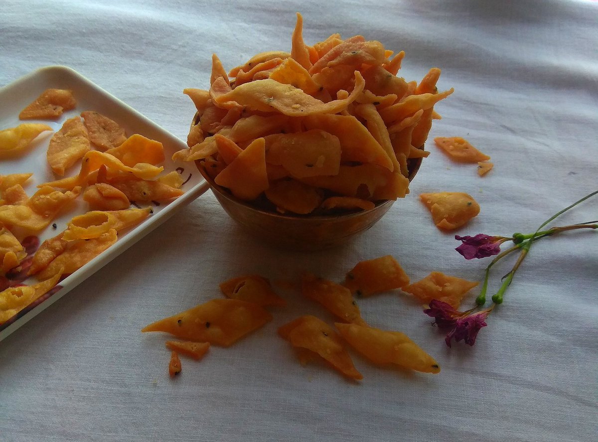 EshaYhna's tweet photo. Snack time.. nimki..
#Foodie #SaturdayKitchen #cookingquest https://t.co/SQ3REQIYXe
