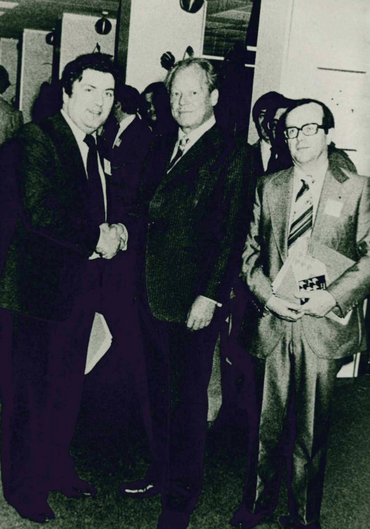 John Hume’s membership of  @PES_PSE in the European Parliament put  @SDLPlive and the situation in Northern Ireland on a European stage. I love this photo of John and German Chancellor Willy Brandt - two Statesmen who were prepared to challenge orthodoxy to unite people.  #SDLP50
