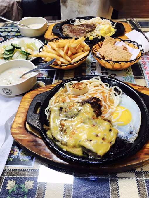 eat steak with mom☺️ 