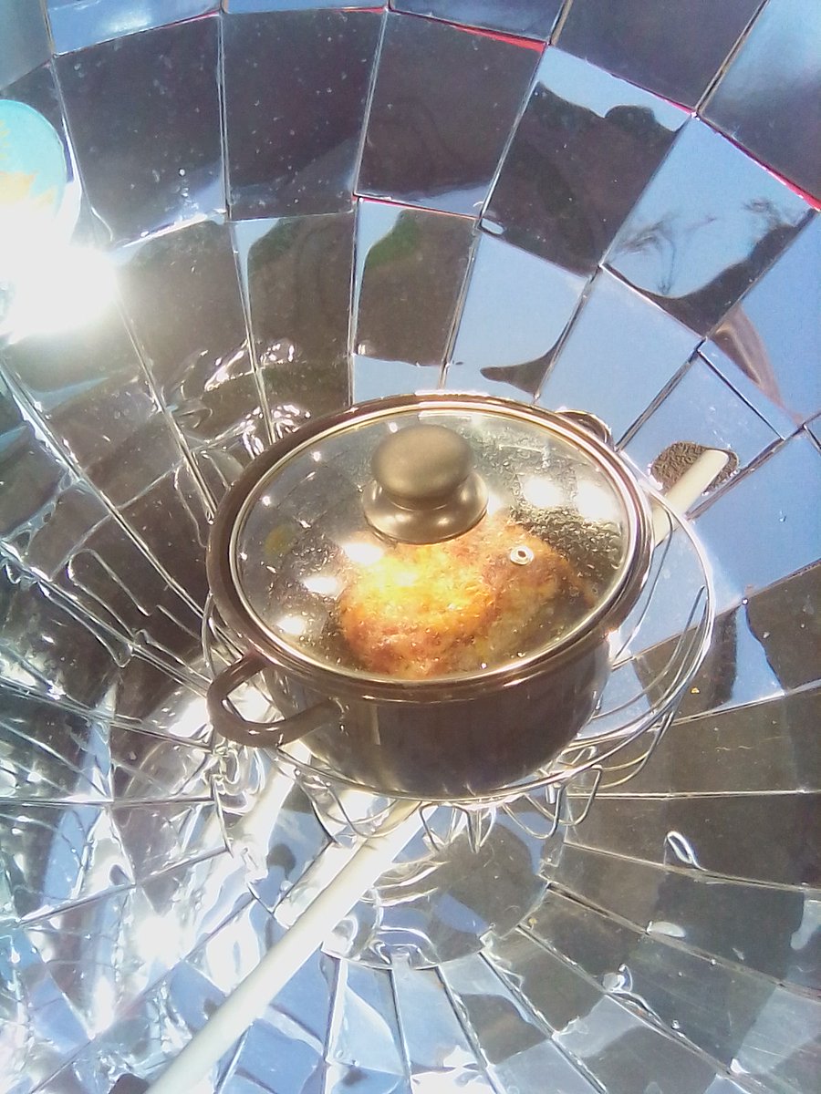 KotowskiAndre's tweet photo. Notre #cuisinesolaire à #Czestochowa en Pologne. Tout le monde à table ! On serve le rôti ! @Richard_Loyen @ENERPLAN @le_presage @ThermoEnergy4U @JosephBundala_ #LesFestinsPhotoniques #solarcooking https://t.co/yUcA2RSgkK