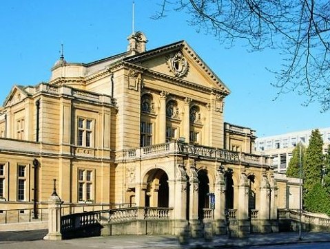 Cheltenham Town Hall. It's 10 years this month since I worked there so here's a thread of mundane celebrity interactions and memories.1. The Stylistics accidentally went to Chelmsford and had to cancel.