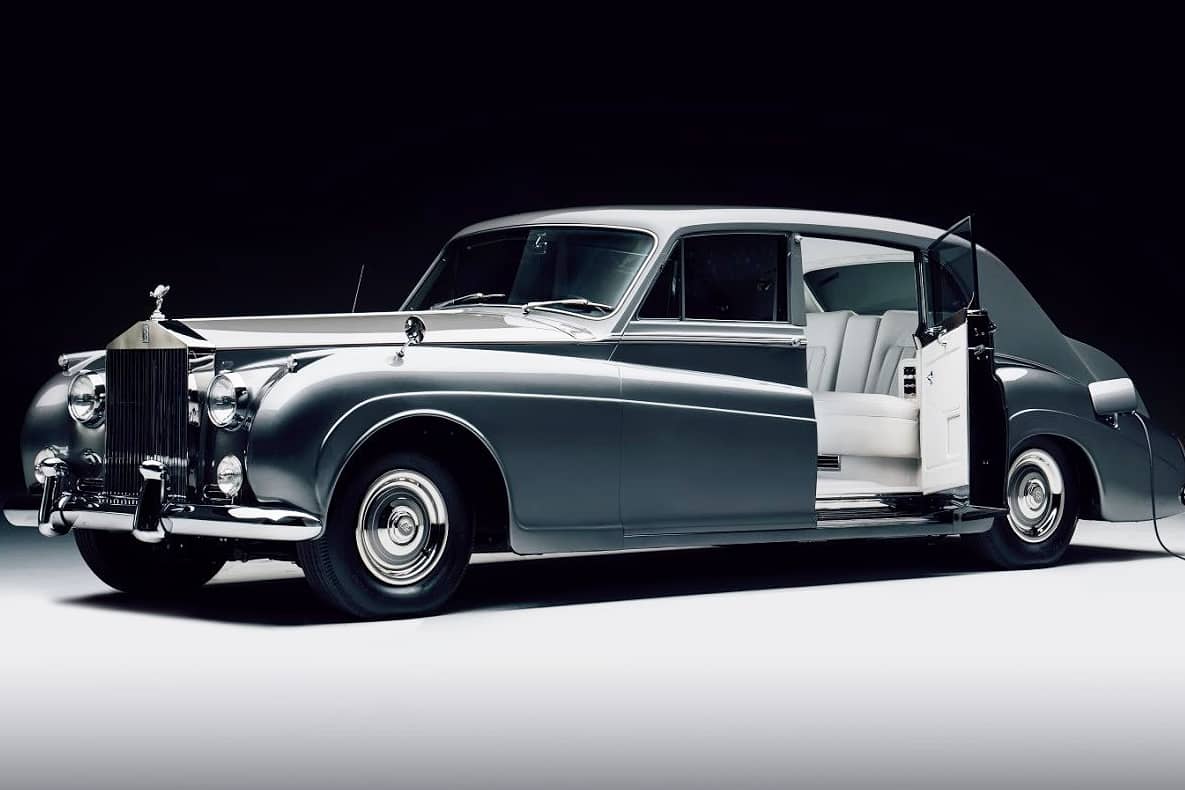 Supercar_TV's tweet photo. Classic Rolls-Royce cars are going into production with electric powertrain starting at $450,000 😳
Unlike most electric conversions, it is not a one-off project.
Lunaz is planning a production run of 30 units💥
#RollsRoyce #Phantom #RRPhantom #Luxury #Cars #SupercarTV https://t.co/FAgc3d8E0b
