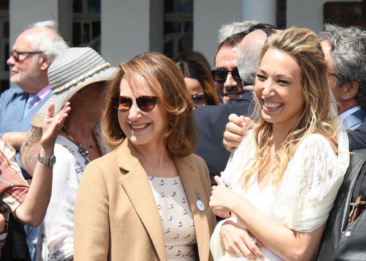 Paris Match Belgique A Twitter Johnny Hallyday Avec Laura Smet Bebe Les Cliches Nostalgiques De Nathalie Baye Https T Co 0ixkfdq4lg