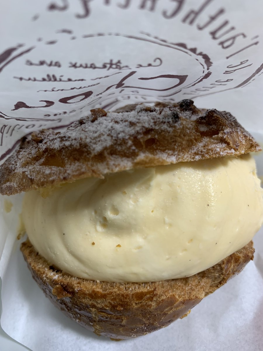 yakotae's tweet photo. #kotake さんの店頭で一目惚れした「#いずみ野 シュークリーム」250円を頂く。ご当地ネーミングにハズレなし。あふれんばかりの濃厚生クリーム&カスタードミックスが絶妙なとろとろ感。これは当たりよ。キャラメリゼしたシューのサクサク感を楽しむためにも買ったら早めに食べてね。 #相鉄 #泉区 https://t.co/p9Cm5NjBRO