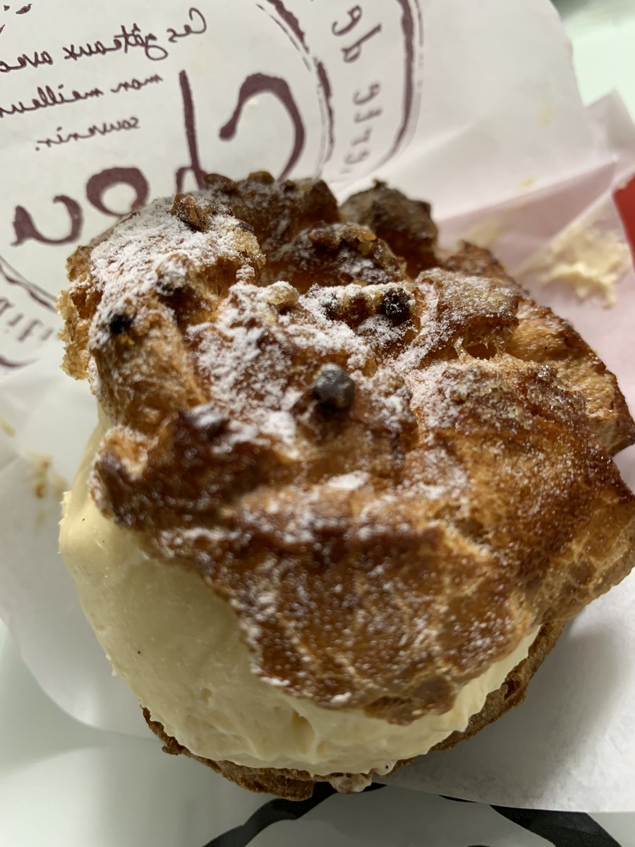 yakotae's tweet photo. #kotake さんの店頭で一目惚れした「#いずみ野 シュークリーム」250円を頂く。ご当地ネーミングにハズレなし。あふれんばかりの濃厚生クリーム&カスタードミックスが絶妙なとろとろ感。これは当たりよ。キャラメリゼしたシューのサクサク感を楽しむためにも買ったら早めに食べてね。 #相鉄 #泉区 https://t.co/p9Cm5NjBRO