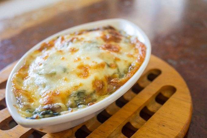 Deléitalos con un gratín de pollo y espinacas con queso azul ow.ly/Fgea30qmiMw #CocinaYVino #Receta