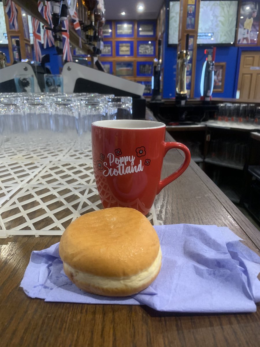 suzzisu12's tweet photo. Working lunch 🍩😂😂#loudentavern #thegreatestpubintheworld  #dukestreet 🇬🇧🇬🇧🇬🇧 https://t.co/vTggYuYM7i
