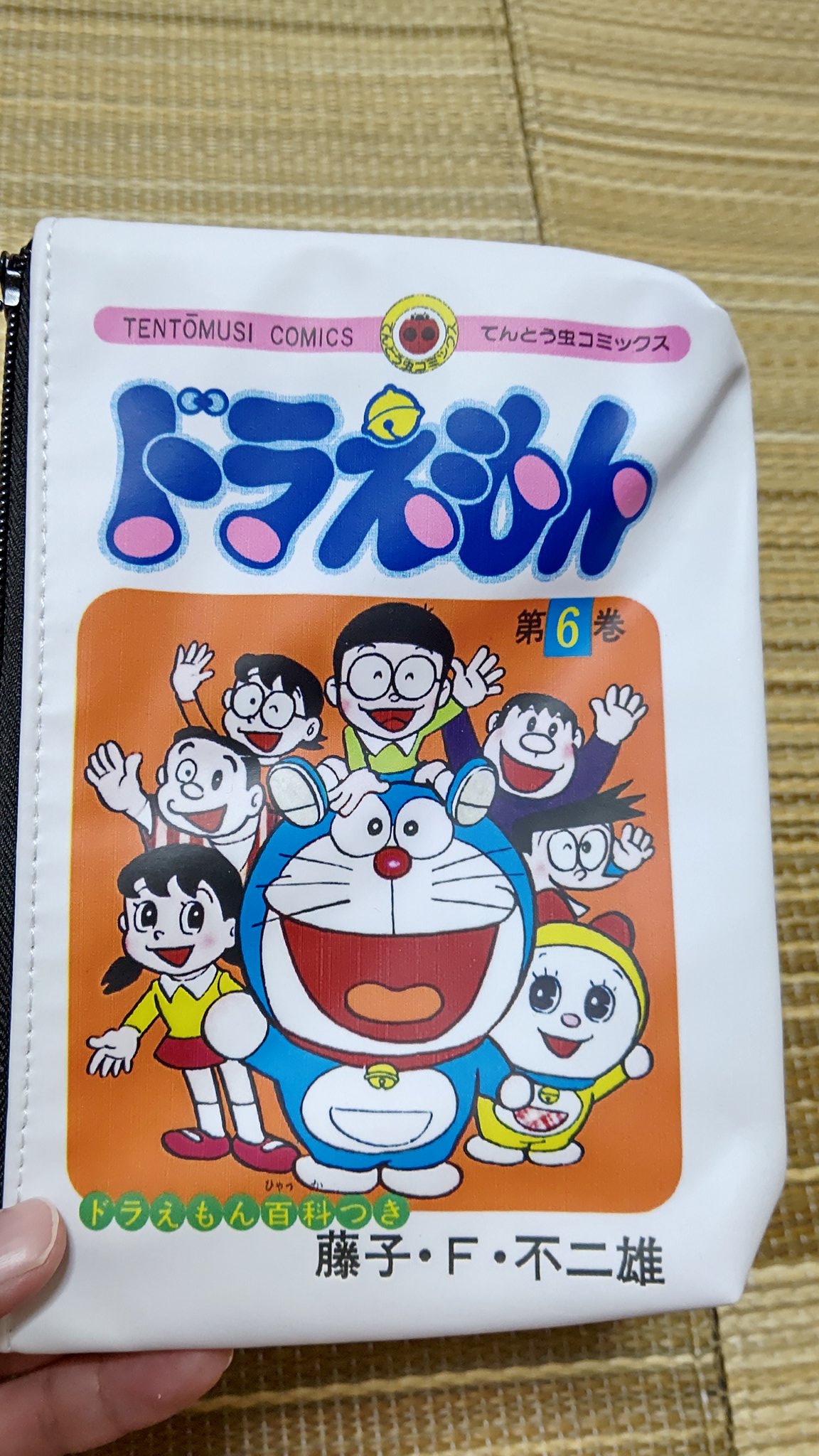 はま 今日asokoでドラえもんのグッズ買ってきたけどさ 単行本の表紙デザインのポーチの片面が6巻で もう片面が7巻 って泣けるやん さようならドラえもん 6巻 と帰ってきたドラえもん 7巻 やん W 小学生の時に図書館で何回も借りて読んでたもん