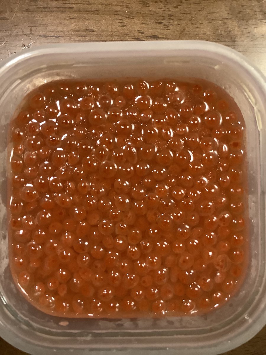 Shoko Egawa 賞味期限が2日後に迫って半額になっていた筋子を衝動買い 取り急ぎ いくら化して醤油漬け に 味見したら 浅漬けだけど まあまあ 明日のお昼は いくらど ん