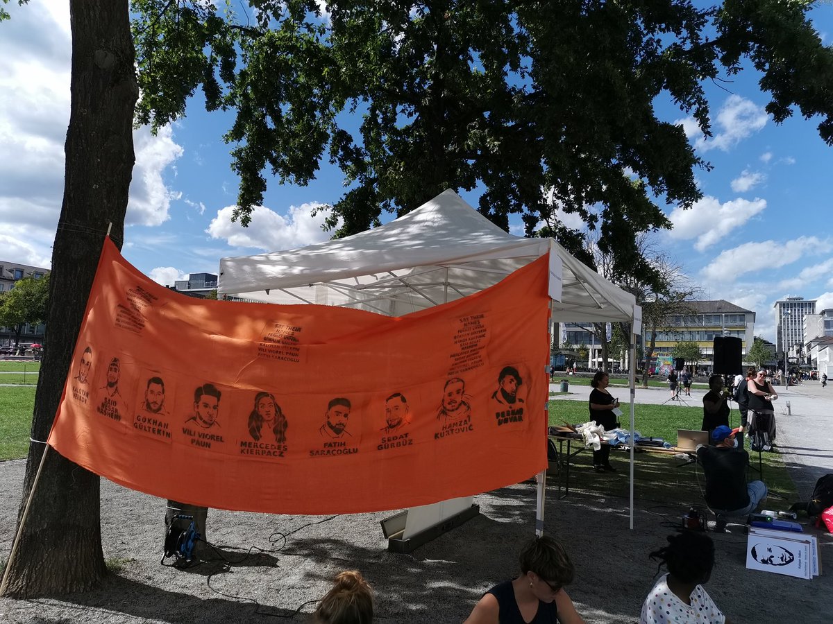 Ini6April's tweet photo. "Wir – Büger_innen Kassels - haben immer noch mit der Aufarbeitung und der Bewältigung der Morde an Halit Yozgat, Walter Lübcke sowie den Mordversuchen an einem jungen Refugee sowie an den Minicarfahrer Efe zu tun."
Die Morde in #Hanau kommen zu diesem Schmerz dazu.
#solimitefe https://t.co/5LLwmSjPb2