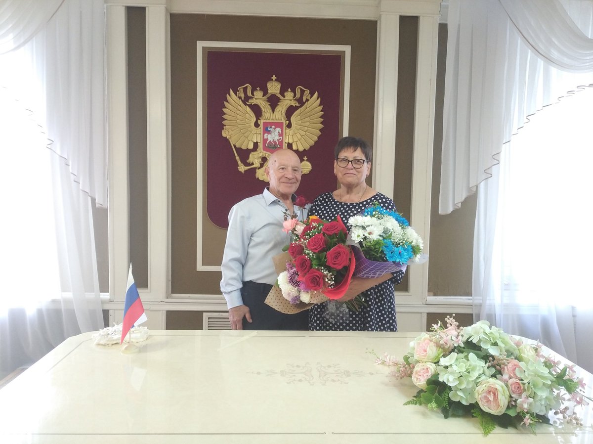 WFQzE65P5QxGl82's tweet photo. День юбилеев в отделе ЗАГС Центрального района г.о.Тольятти....Леденевы: Владимир Васильевич и Людмила Михайловна отметили "золотой" юбилей и вспомнили волнительные моменты, которые переживали 50 лет назад, 22 августа 1970 года в городском ЗАГСе г.Тольятти Куйбышевской области... https://t.co/H6ebVZaT1E