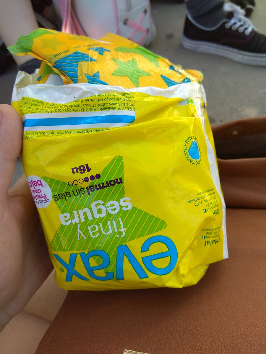 hiraharas's tweet image. El mejor método para colar comida en sitios donde no lo permiten es este