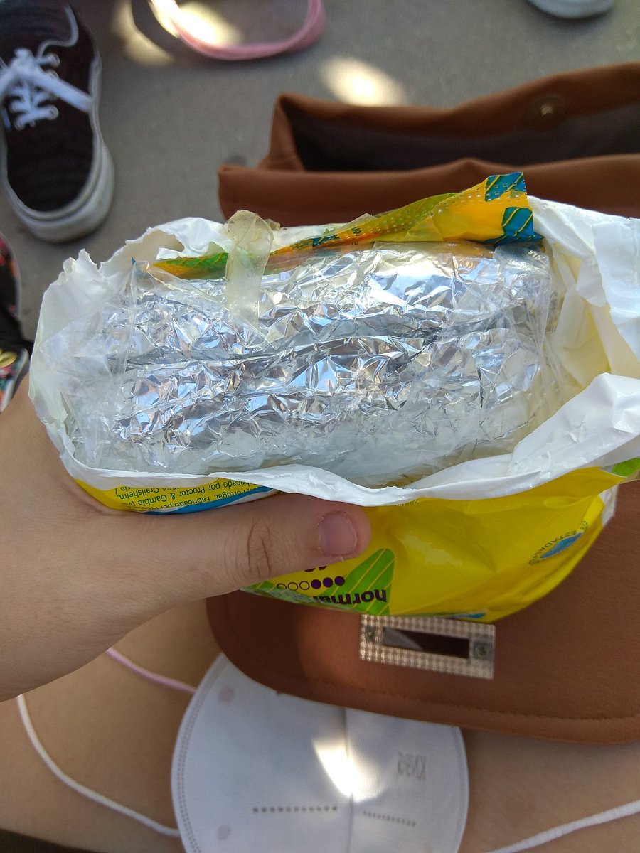 hiraharas's tweet image. El mejor método para colar comida en sitios donde no lo permiten es este