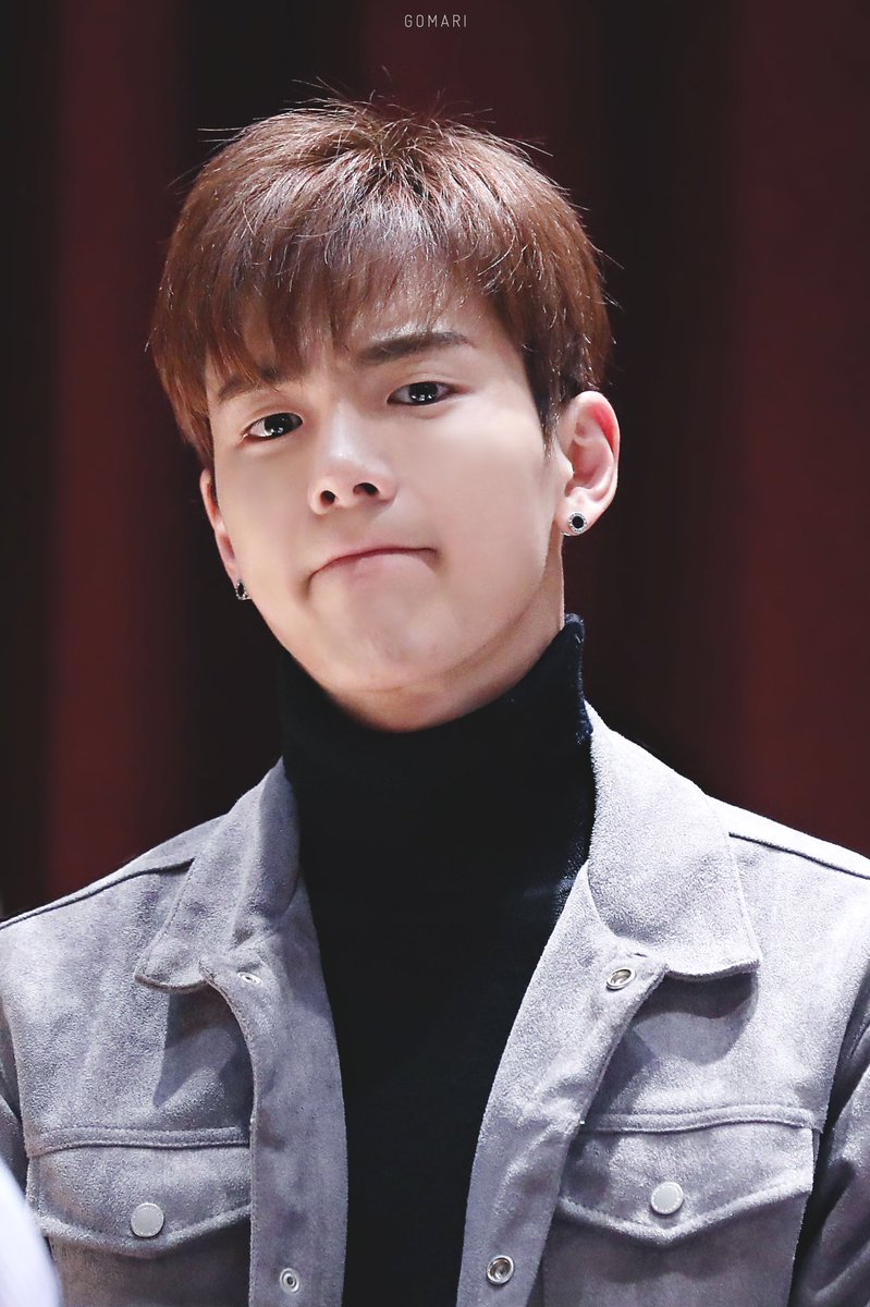 shownu_tmi's tweet photo. 17. 셔누 얼굴에는 곰돌존이 있다. https://t.co/kbSYHMjM5j