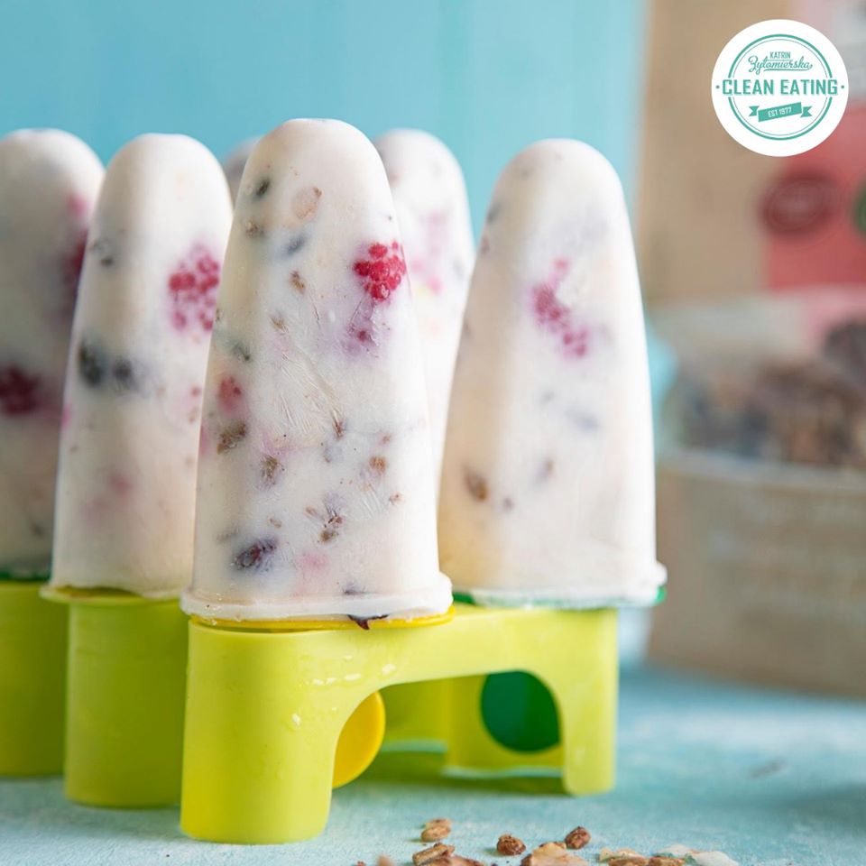cleaneatingpl's tweet photo. W #Clean_Eating staramy się, żeby również takie przekąski były naturalne, fit oraz zdrowe!
Składniki na 6 jogurtowych lodów:
🍦 400 ml gęstego jogurtu
🍦 2 łyżki miodu
🍦 4 łyżki musli Clean Eating
🍦 dowolne owoce - np. maliny, jeżyny, porzeczki... #smacznego #lody https://t.co/S9HoznIDmT