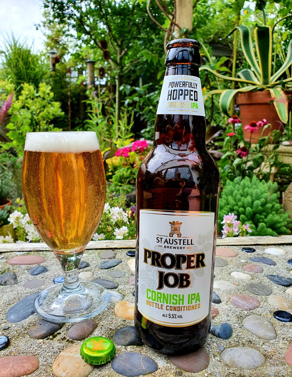 Proper Job 👍 in the back garden because it's too busy in town!
#Bude #Cornwall #kernow 〓〓
#cheers #beer #beeroclock #lovewhereyoulive #ProperJob
<a href="/StAustellBrew/">St Austell Brewery</a> <a href="/properjobale/">Proper Job Ale</a> 🍻