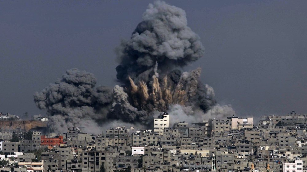 1. Israeli war crimes, a thread:Six years ago, Israel halted its 7-week aerial bombardment and ground invasion of the Gaza Strip.2,200 Palestinians were killed70% of them were civilians25% of them were children1000 kids were left permanently disabled #StopArmingIsrael