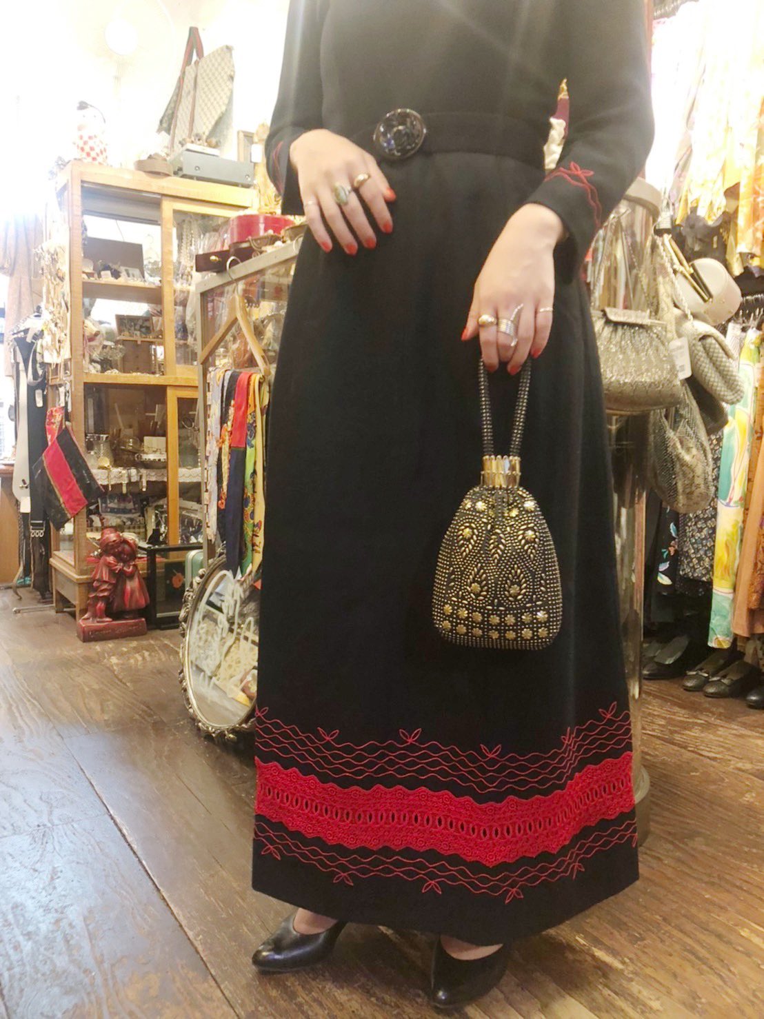 Chojugiga New Arrival ブラックドレス 赤の刺繍がよく映えるデザイン 8 22 Sat 8 23 Sun ポイント2倍 All Clothing 50 Off開催中 札幌 レトロ 昭和レトロ 古着屋 大人 古着 古着 ワンピース レトロワンピース 古着コーデ