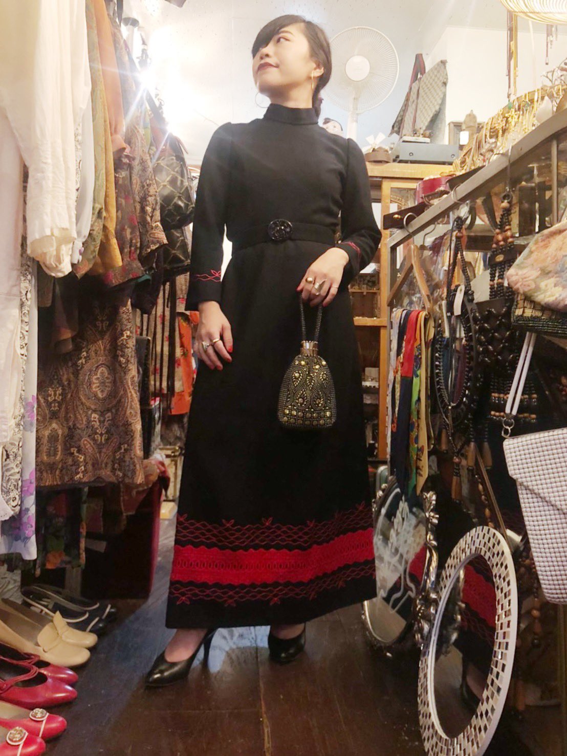 Chojugiga New Arrival ブラックドレス 赤の刺繍がよく映えるデザイン 8 22 Sat 8 23 Sun ポイント2倍 All Clothing 50 Off開催中 札幌 レトロ 昭和レトロ 古着屋 大人 古着 古着 ワンピース レトロワンピース 古着コーデ