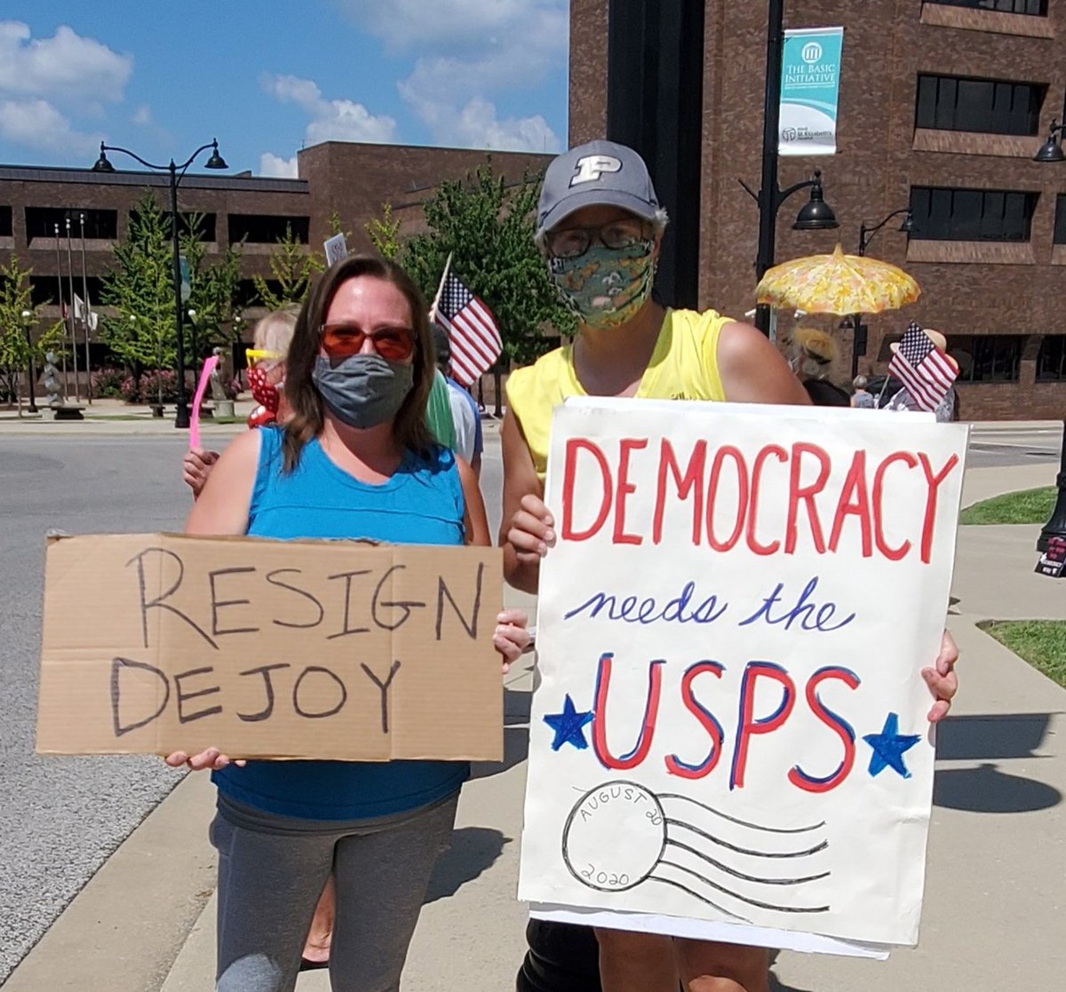 LaurieHenders12's tweet image. Doing our part to raise awareness and support the @USPS this morning!

#USPSisEssential
#USPSProtests
#SaveThePostalService 
#DeJoyMustGo 
@IndivisibleIL13 
@IndivisibleIL 
@marcylynn82