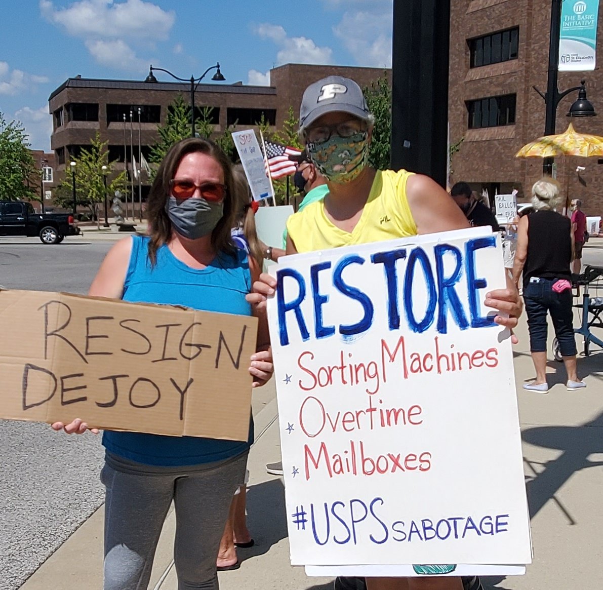 LaurieHenders12's tweet image. Doing our part to raise awareness and support the @USPS this morning!

#USPSisEssential
#USPSProtests
#SaveThePostalService 
#DeJoyMustGo 
@IndivisibleIL13 
@IndivisibleIL 
@marcylynn82