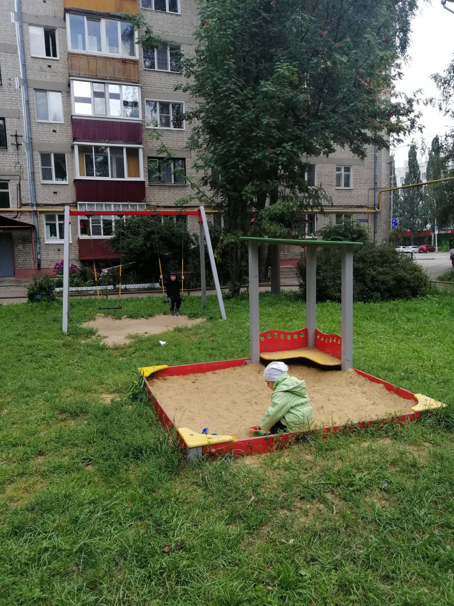 utrosin's tweet photo. Сходил сегодня с детьми погулять во двор одного из домов округа. Для субботы было достаточно пустынно, ни детей, ни взрослых. 
Двор неплохой. Большая зона зеленая, цветники и новые лавочки у подъездов (правда не везде). https://t.co/22SGQGbDyi